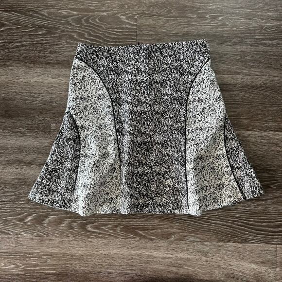 H&M Black & White Textured Flared Mini Skirt Sz 8 Abstract Jacquard Fit & Flare - Picture 6 of 9